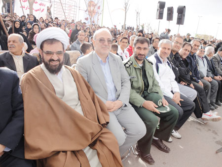 آقای حاجی در جمع هزاران نفری مردم شاهین شهر:  « جناب آقای دکتر عباسی، مردم ورزشکار و ورزش دوست شاهین شهر هنوز یک زمین چمن ورزشی ندارند»