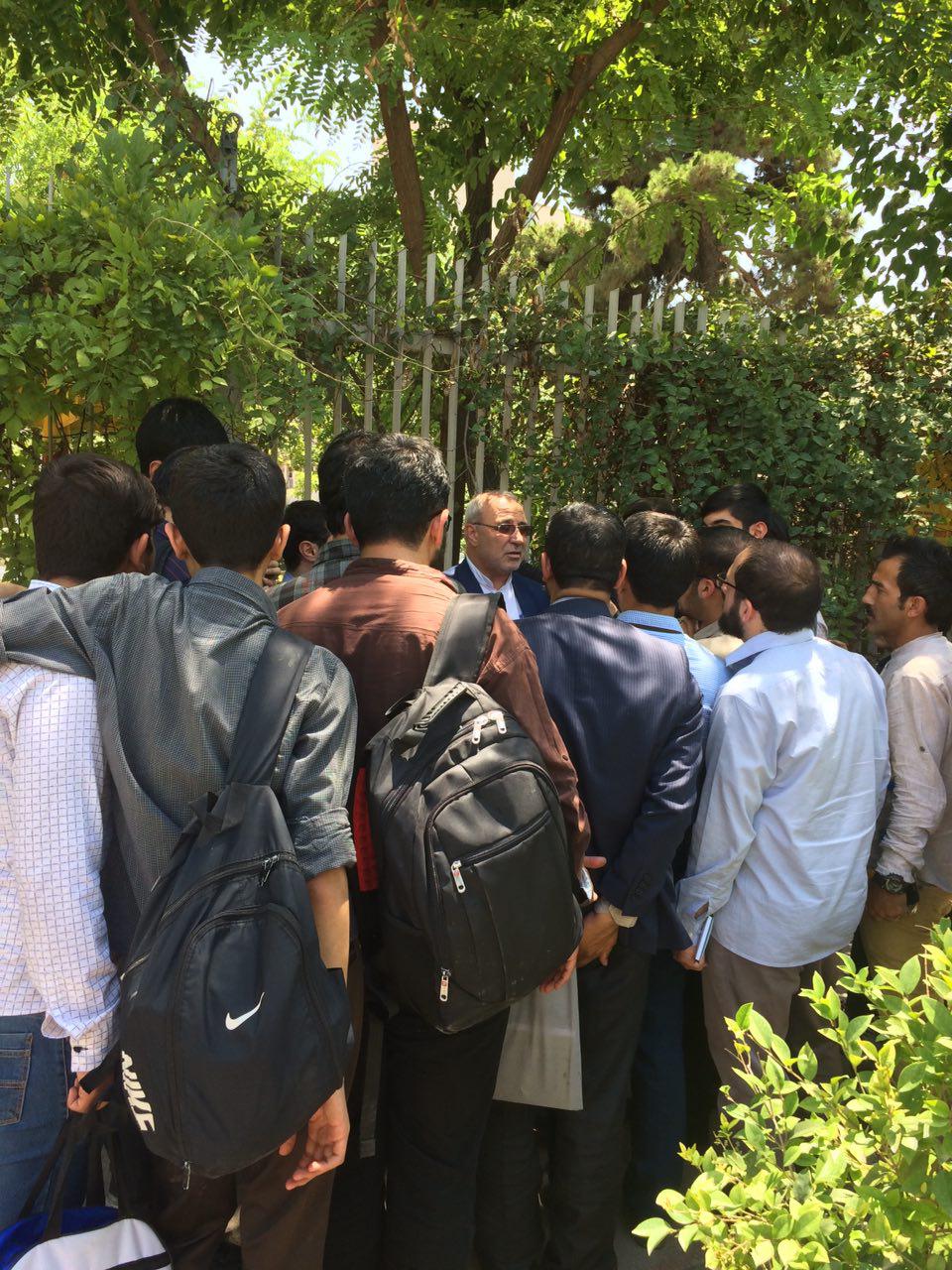نمایندگان تشکل های مختلف دانشجویی(تجمع کرده در مقابل مجلس و معترض به قرارداد نفتی با توتال)روز یکشنبه ۲۵ تیر ماه ۹۶ با حسینعلی حاجی دیدار کردند