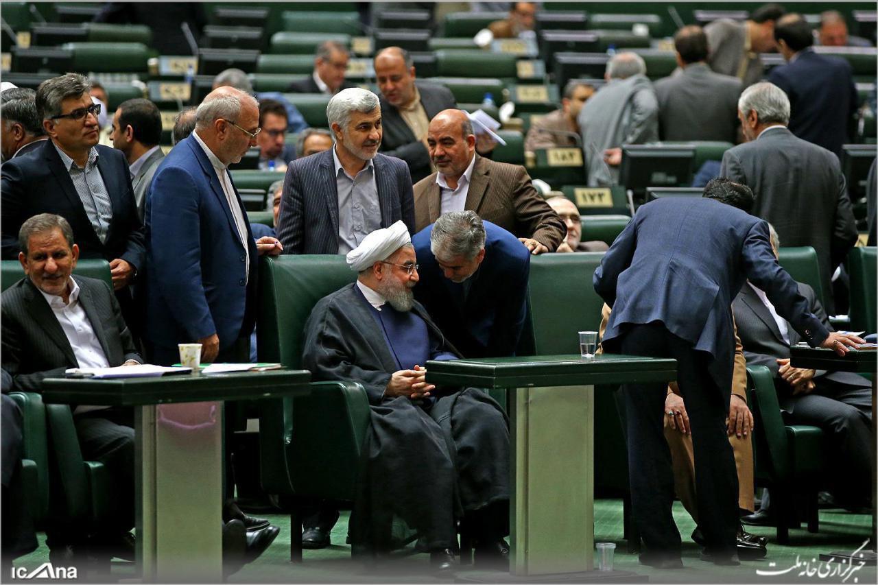 حسینعلی حاجی از رایزنی با دکتر روحانی رئیس محترم جمهوری برای حل مشکل سپرده گذاران موسسات مالی واعتباری خبر داد