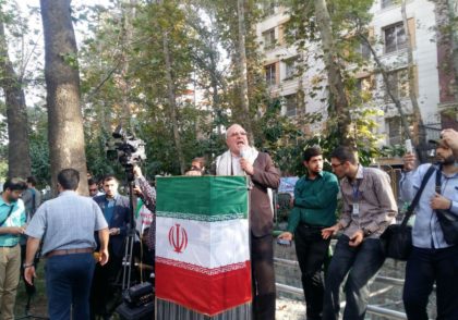 فیلم -سخنان انقلابی آقای حاجی‌ در مقابل دفتر سازمان ملل در تهران
