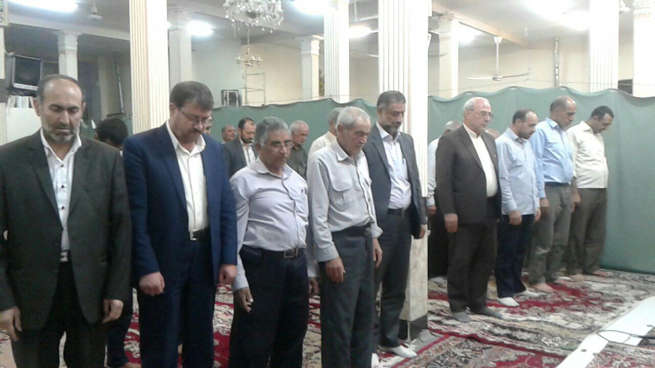 حسینعلی حاجی در نماز جماعت مغرب وعشاء، به همراه نمازگزاران مسجد امام صادق علیه السلام این شهر شرکت کرد