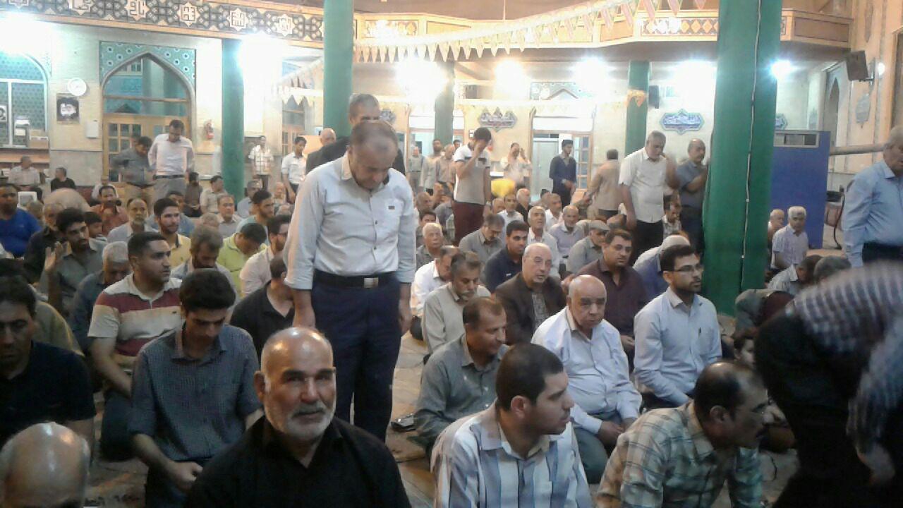 حضور جناب آقای حاجی در بین نمازگزاران مسجد جامع شاهین شهر