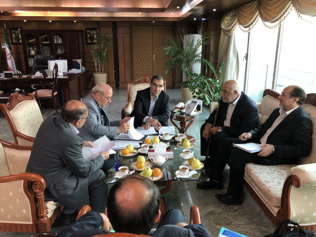 حاجی تشریح کرد:  نتیجه دیدار با وزیر بهداشت/گله مندی از سیاست های جمعیتی/دعوت برای حضور در حوزه انتخابیه/تامین تجهیزات پزشکی/اورژانس دستگرد و لایبید و دهستان زرکان