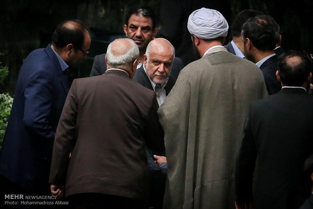 درواکنش به اظهارات بیژن زنگنه؛  اگرقراردادهای وزارت نفت مشکلی نداردنباید مخفی بماند چرا که مردم و نمایندگان نامحرم نیستند و وزیر نفت نباید بگوید که ما این قراردادها را مخفی نگه می‌داریم