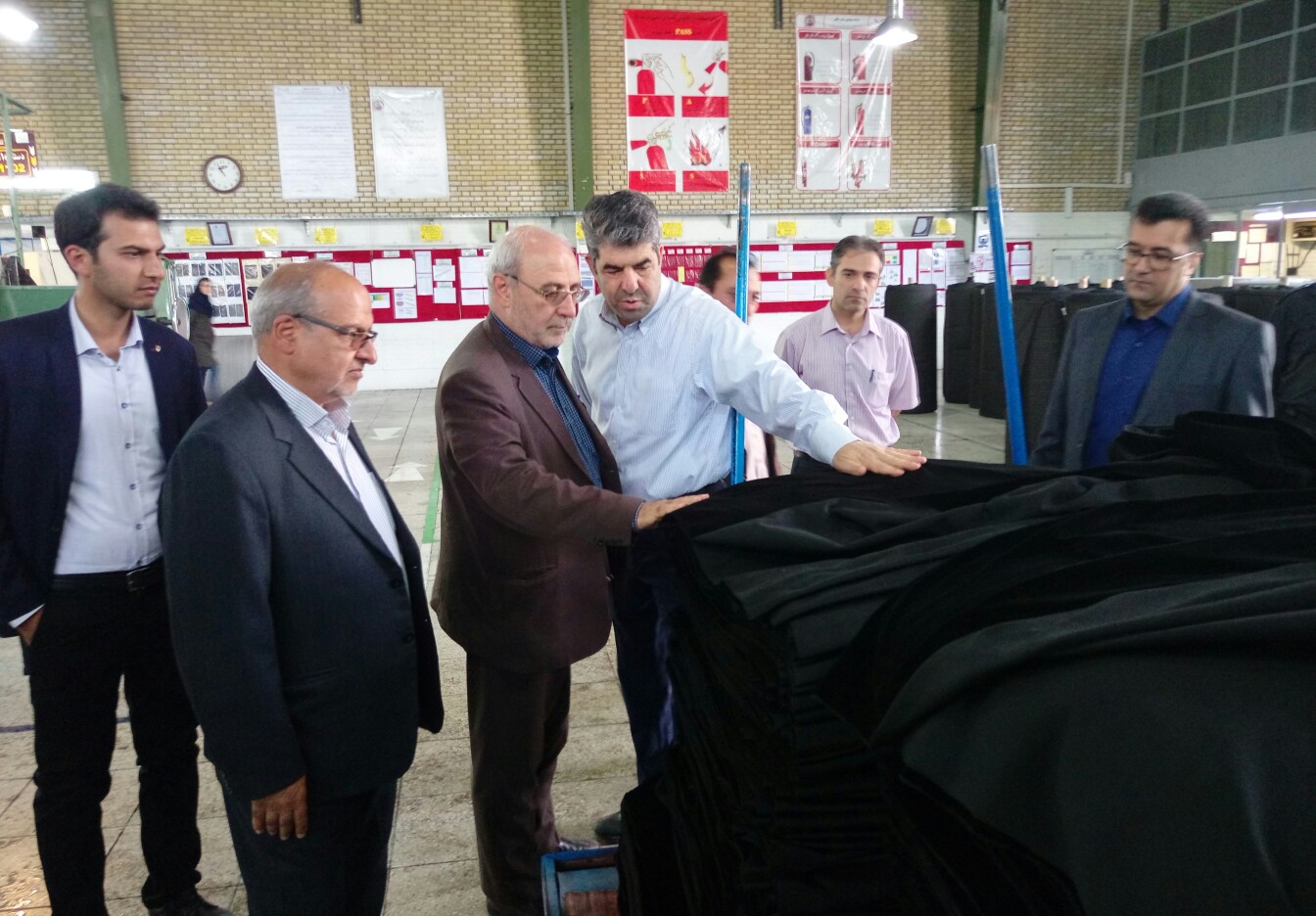 🔼آقای حاجی در ادامه بازدید از مراکز تولیدی از یک واحد تولید روکش صندلی دیدن کرد