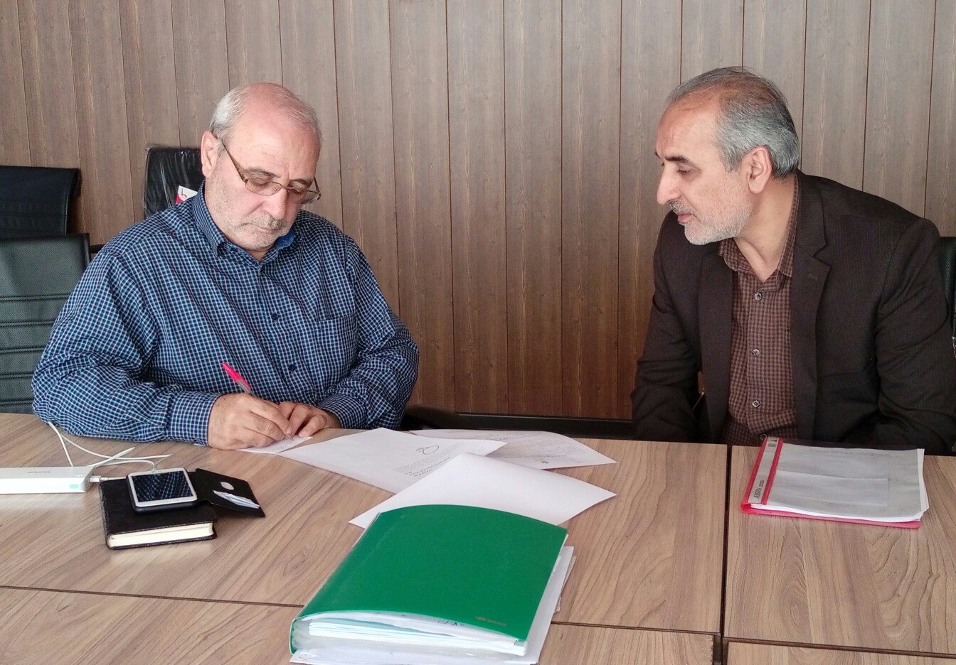 ✔نشست دکترامینی هرندی، مدیرهلال احمر شهرستان شاهین شهر و میمه با آقای حاجی
