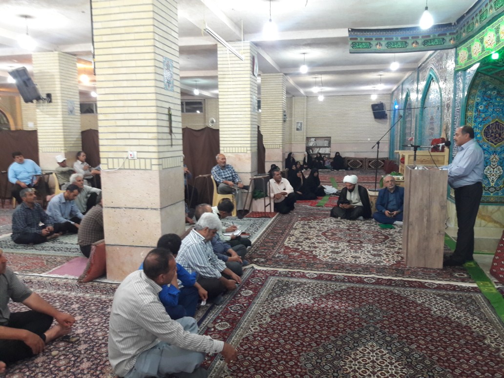 حاجی در جمع نمازگزاران مسجد الزهرا سلام الله علیها حضور یافت