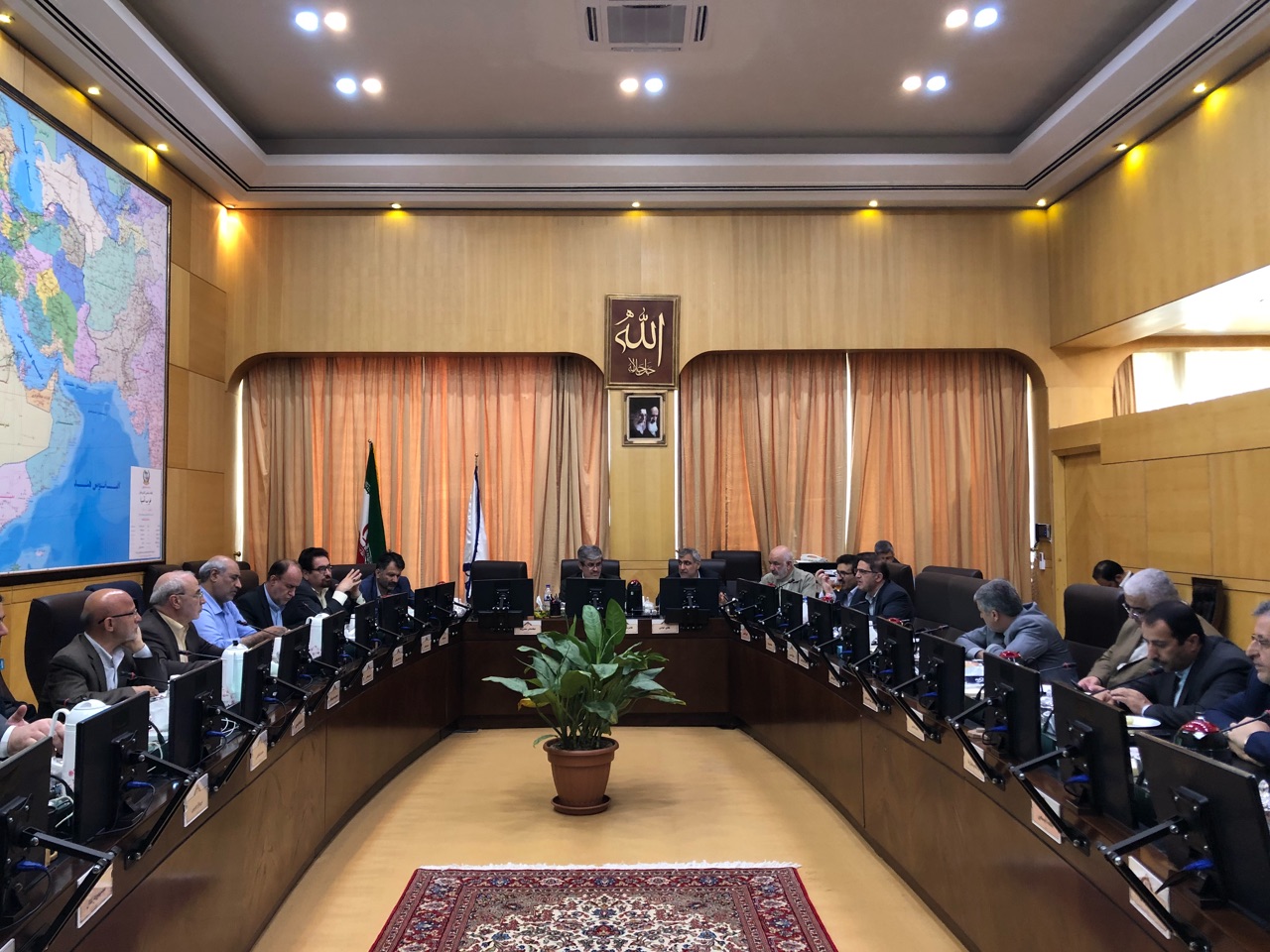 صوت – حسینعلی حاجی؛ جلسه امروز خود در کمیسیون رفع موانع تولید برای حل مشکلات تامین نخ تریکو دوزان برخوار خبر داد .