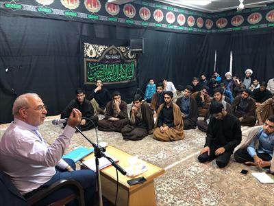 ⭕حسینعلی حاجی؛ در جمع تعدادی از طلاب و روحانیون حوزه علمیه حضرت امام علی بن موسی الرضا علیه السلام قم در حال سخنرانی است.