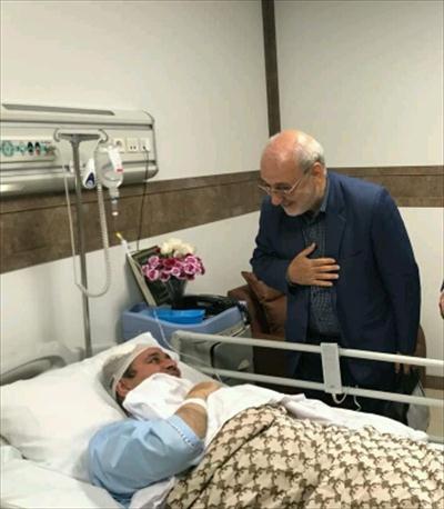 حاجی از دکتر تاجگردون رئیس این کمیسیون عیادت کرد.