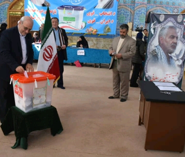 حسینعلی حاجی با حضور در شعبه۲۲ أخذ رأی، در انتخابات یازدهمین دوره مجلس شورای اسلامی شرکت کرد