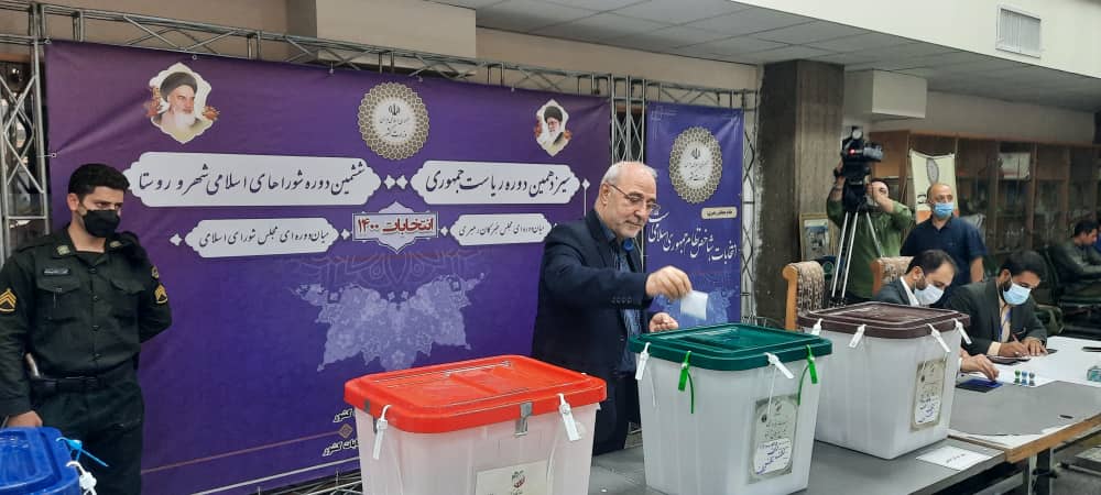 آقای حاجی آراء خود را به صندوق رأی انداخت