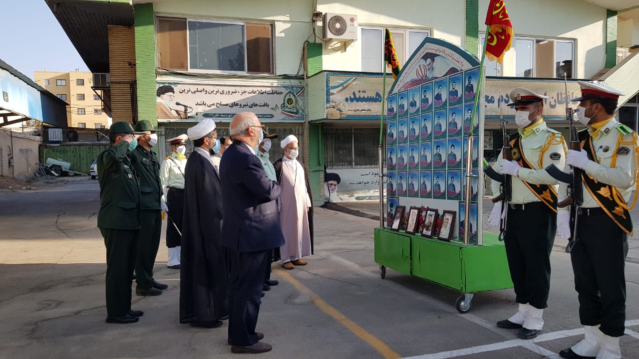 ادای احترام آقای حاجی به مقام شامخ شهدای عزیز نیروی انتظامی