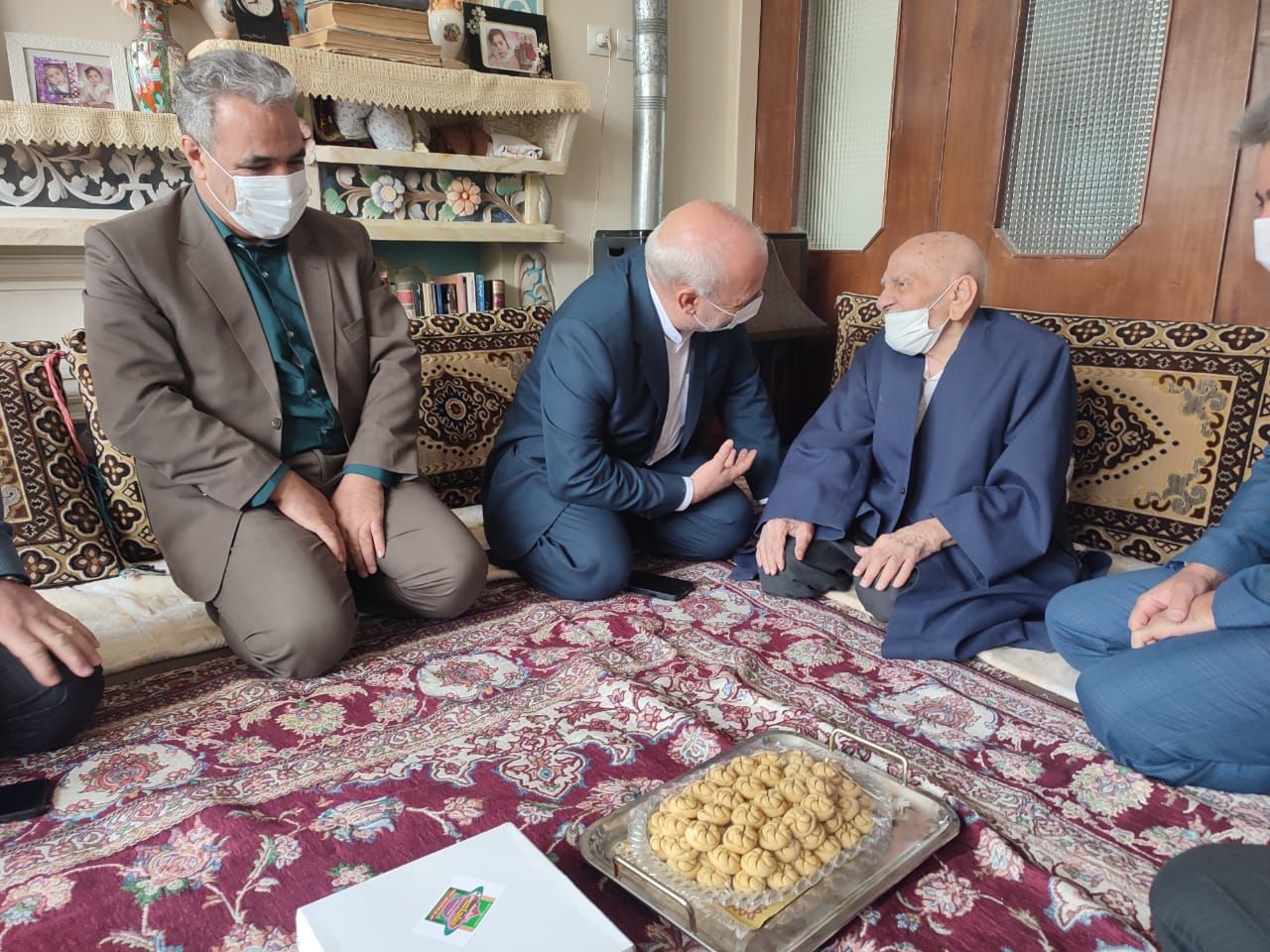 حسینعلی حاجی با حضور در منزل حجت‌الاسلام والمسلمین میرحسینی از وی عیادت کرد