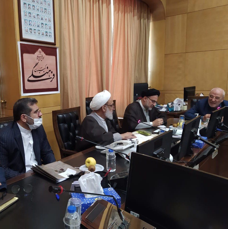 حسینعلی حاجی در جریان سوال از وزیر ارشاد: