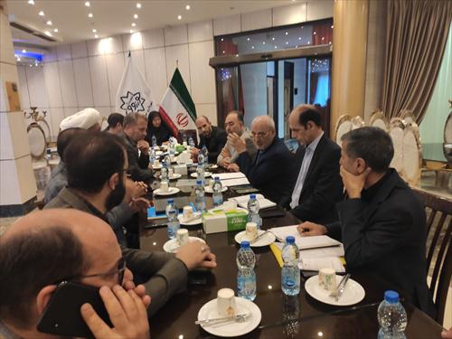 حسینعلی حاجی در حضور مدیران کل نوسازی مدارس و آموزش و پرورش استان: