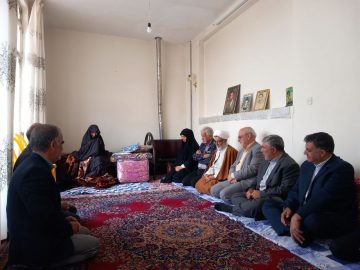 حسینعلی حاجی سال جدید را با حضور در منزل والدین معظم شهدا آغاز کرد