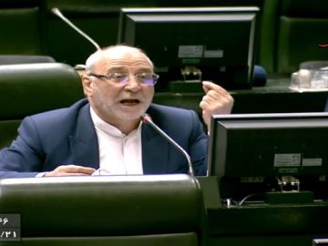حسینعلی حاجی دليگانی با پیشنهاد دولت مبنی بر برداشت مستقیم عوارض آزادراه ها از حساب مردم به شدت انتقاد کرد