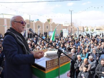 حسینعلی حاجی در مراسم تشییع پیکر پاک شهید علی ناظم در شهر خورزوق