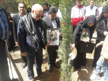 حضور آقای حاجی در مراسم غرس نهال به یاد شهدای مدافع امنیت و شهدای دفاع مقدس سوم در شاهین‌شهر