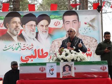 حضور آقای حاجی در مراسم تشییع شهید علی طالبی در شهر حبیب‌آباد