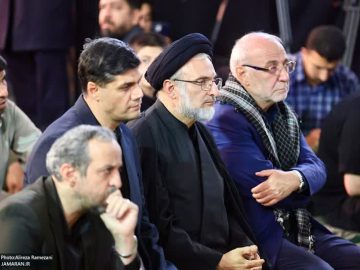 حضور حسینعلی حاجی دليگانی در مراسم یادبود قائد شهید و خانواده شهید آن رهبر آسمانی